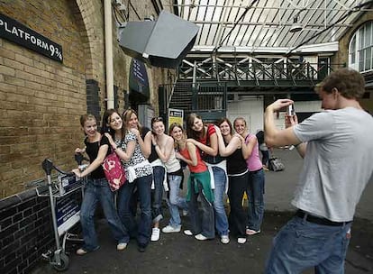 En la estación de Kings Cross de Londres se encuentra el imaginario andén 9 ?, donde Harry Potter y sus amigos cogen el tren que les lleva al colegio Hogwarts.