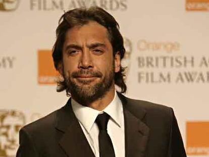 Javier Bardem posa para los fotógrafos con el BAFTA a mejor actor