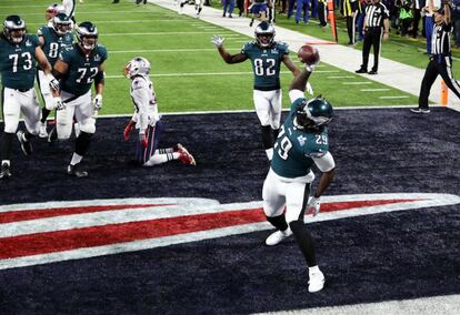 El corredor de los Philadelphia Eagles LeGarrette Blount celebra después de anotar un "touchdown" durante el segundo cuarto de la Super Bowl contra los New England Patriots en el US Bank Stadium.