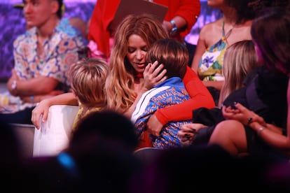 Shakira abraza a su hijo Milan en la gala de los Premios Juventud, celebrada el 20 de julio en Puerto Rico. 