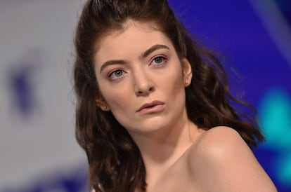 EXTRA: VERDADERO. Lorde es una instagrammer foodie especializada en aros de cebolla Ha salido el gordo señores. Esta en una de las cábalas más locas, pero más verosímiles, que corren por la red. Al parecer la vocalista neozelandesa se habría abierto una cuenta en Instagram dedicada alos aros de cebolla, un perfil rápidamente descubierto por sus fans. Tan verídica es esta teoría como que es cierta, y es que tal y como recogió en su momento la revista Rolling Stone, la propia Lorde lo confirmó en The Tonight Show.