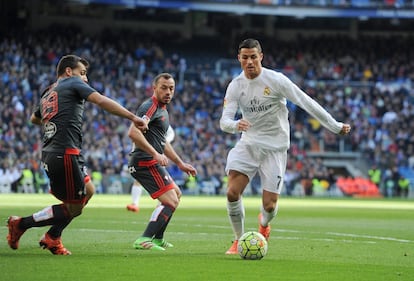 Cristiano Ronaldo del Real Madrid es desafiado por Jonny Castro Otto del Celta de Vigo.