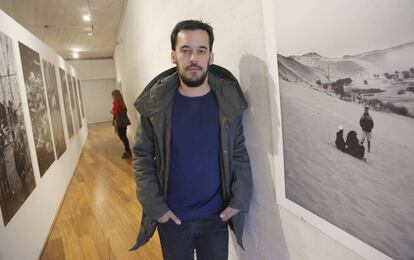 El fotógrafo Samuel Aranda ante las obras que muestra en el Museo San Telmo de San Sebastián.