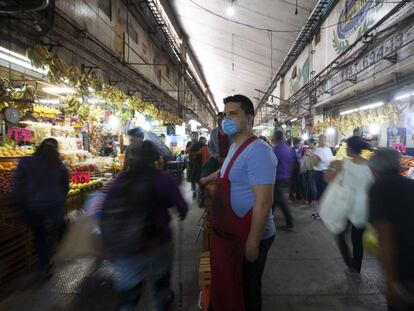 Un vendedor de la Central de Abastos de la Ciudad de México usa una mascarilla protectora.