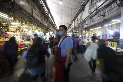 Un vendedor de la Central de Abastos de la Ciudad de México usa una mascarilla protectora.