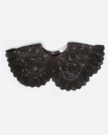 Sea New York. Este collar de quita y pon fabricado en algodón dice inspirarse en los que solía llevar la jurista Ruth Bader Ginsburg, una seña de identidad de su estilo hasta su fallecimiento en 2020. El calado de la tela tela está rematado por una técnica similar al punto tagliato, que refuerza el agujero con ribetes de hilo.