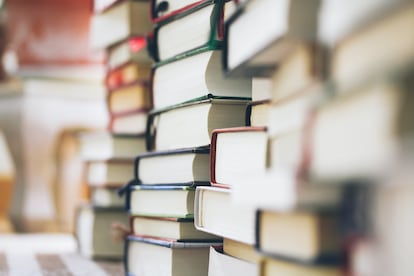Una pila de libros.