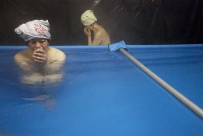 Desplazados por el terremoto disfrutan de un baño comunal en una tienda instalada por los militares en Rikuzentakata.