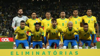 El equipo de Brasil posa antes de un partido.