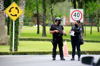 Dos agentes de la Policía Estatal de Puebla, en el campus de la Universidad de las Américas.
