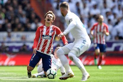 Griezmann se queja tras un encontronazo con el jugador del Real Madrid Toni Kroos.