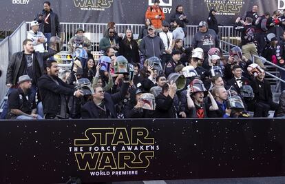 Fans de la saga de Star Wars durante la llegada de actores, actrices y directores a la alfombra roja durante el preestreno de 'Star Wars: El despertar de la fuerza".