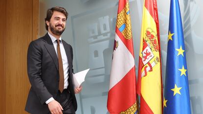 El vicepresidente del Gobierno de Castilla y León, Juan García-Gallardo, momentos antes de comparecer en rueda de prensa este viernes en Valladolid.
