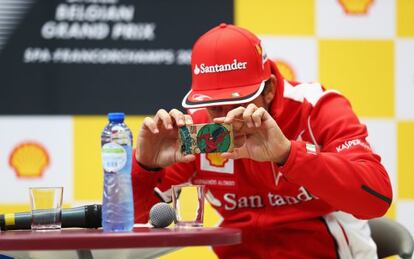 Fernando Alonso hace una foto en Spa Francorchamps.