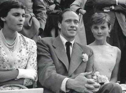 De izquierda a derecha Lucía Bosé, Mel Ferrer y Audrey Hepburn, en Las Ventas.