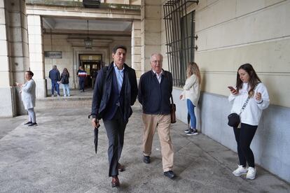 El exconsejero de Empleo andaluz Antonio Fernández (drcha.), el pasado martes en la Audiencia de Sevilla acompañado de su abogado. 