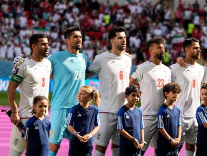 La selección iraní, en los momentos previos a su encuentro ante Gales, este viernes.