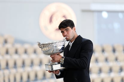 Alcaraz posa en las gradas de la Philippe Chatrier de París, el día después de coronarse en Roland Garros.