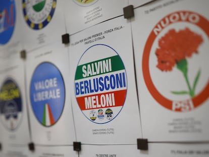 Un cartel electoral de la candidatura conjunta de la derecha y la extrema derecha en Italia, con los nombres de sus líderes Matteo Salvini, de la Liga; Silvio Berlusconi, de Forza Italia, y Giorgia Meloni, de Hermanos de Italia, el pasado 23 de agosto.