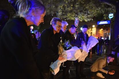 Los componentes de la banda U2 rindieron homenaje el pasado sábado a los fallecidos en la sala Bataclan de París.