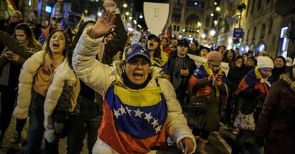 Manifestantes anti-Maduro, el mi&eacute;rcoles en Caracas.