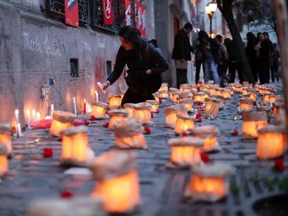 Una mujer enciende velas en Londres 38, antiguo centro de tortura durante la dictadura de Pinochet, el 11 de septiembre.