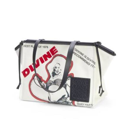 El bolso con estampado de Divine que forma parte de la colección limitada de Loewe.