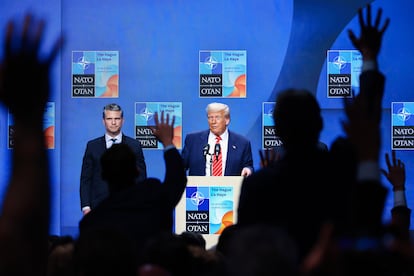 El presidente de EE UU, Donald Trump, flanqueado por su secretario de Defensa, Pete Hegseth, responde a los periodistas en una rueda de prensa tras la cumbre de la OTAN de este miércoles en La Haya (Países Bajos).