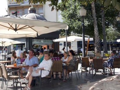 Clientes de una terraza en la plaza de Calvo Sotelo de Alicante.