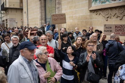 Decenas de personas protestan frente a las Cortes valencianas para pedir las dimisión de Carlos Mazón, este viernes. 