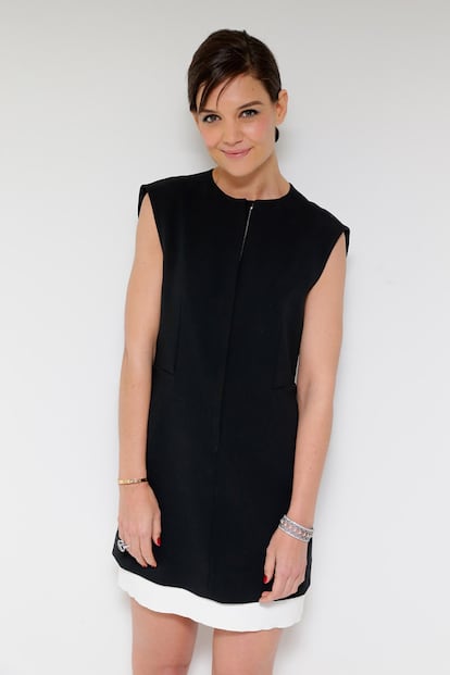 Katie Holmes, fiel a las sencillas elecciones que la caracterizan, se decantó por este sencillo vestido negro para acudir a la fiesta organizada por Tiffani & Co.