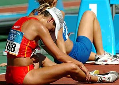 María Vasca, al final, sentada en la pista del estadio, como otras marchadoras, para descansar.