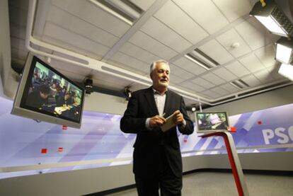 El presidente andaluz, José Antonio Griñán, ayer en la sede del PSOE en Madrid.