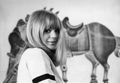 Marianne Faithfull fotografiada en su casa de Kensington en 1965.