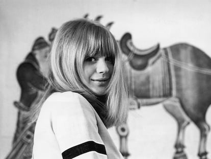 Marianne Faithfull fotografiada en su casa de Kensington en 1965.