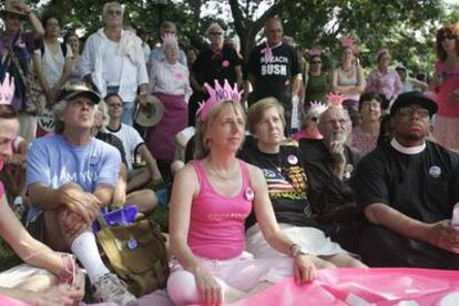 Cindy Sheehan, en el centro, con algunas de las gentes que la acompañan en su huelga de hambre.