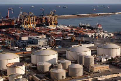 Tanques de almacenamiento de hidrocarburos de la empresa Exolum en el puerto de Barcelona.