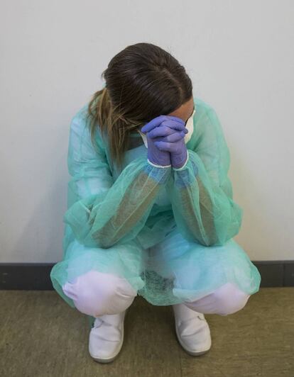 <b>Un momento de reposo en plena batalla.</b> Una sanitaria se toma un breve descanso en el gimnasio del hospital de La Paz, en Madrid, reconvertido en sala de urgencias. La fotografía fue tomada el 3 de abril, en los momentos más duros de la primera oleada de la pandemia, y formó parte de un reportaje de 'El País Semanal' que relataba cómo los profesionales sanitarios vivían una crisis de dimensiones desconocidas y descomunales. Pasamos tres días con ellos en La Paz. “Este gesto de agotamiento era como un símbolo de la situación de la lucha en los hospitales. Es el reportaje más especial y duro que he hecho este año, el poder estar tres días en uno de los epicentros de la pandemia”, dice Samuel Sánchez, el fotógrafo, sobre la imagen