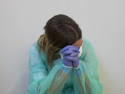 <b>Un momento de reposo en plena batalla.</b> Una sanitaria se toma un breve descanso en el gimnasio del hospital de La Paz, en Madrid, reconvertido en sala de urgencias. La fotografía fue tomada el 3 de abril, en los momentos más duros de la primera oleada de la pandemia, y formó parte de un reportaje de 'El País Semanal' que relataba cómo los profesionales sanitarios vivían una crisis de dimensiones desconocidas y descomunales. Pasamos tres días con ellos en La Paz. “Este gesto de agotamiento era como un símbolo de la situación de la lucha en los hospitales. Es el reportaje más especial y duro que he hecho este año, el poder estar tres días en uno de los epicentros de la pandemia”, dice Samuel Sánchez, el fotógrafo, sobre la imagen