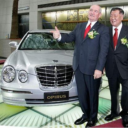 El gobernador del Estado de Georgia, Sonny Perdue, y el presidente de Kia Motors, Chung Mong-koo.