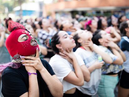 Feministas chilenas protestas por los derechos de las mujeres en Santiago, Chile.