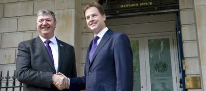 El nuevo ministro para Escocia, Alistair Carmichael (izquierda), estrecha la mano del viceprimer ministro, Nick Clegg.