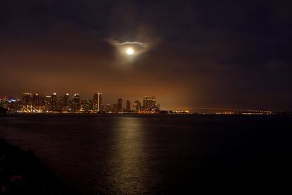 A superlua ilumina a cidade de San Diego, Califórnia.