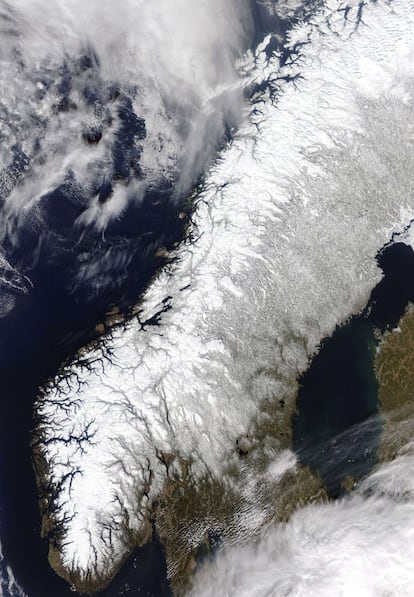 El satélite Aqua de la NASA muestra la fotografía de Noruega y Suecia cubiertas de nieve.