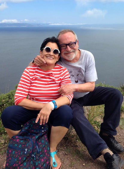 Sara Torres y Fernando Savater, en junio de 2014 en Finisterre.