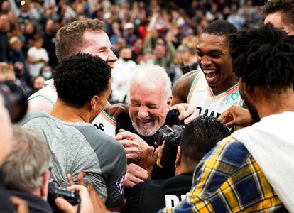 Gregg Popovich, felicitado por sus jugadores tras la consecución de su récord de victorias. USA Today