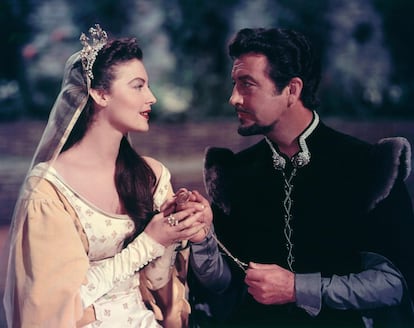 A mature Robert Taylor, after having donned Ivanhoe's armor, transformed into the knight Lancelot, captivated by the seductive charms of Queen Guinevere (Ava Gardner), in 'The Knights of King Arthur'