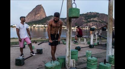 Gimnasio para hacer pesas en la playa de Flamengo, desde la que se divisa la icónica colina Pan de Azúcar.

