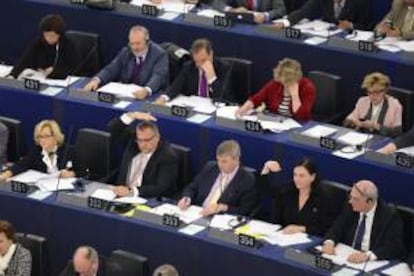 Miembros del Parlamento europeo votan durante una sesión plenaria en el Parlamento en Estrasburgo (Francia). EFE/Archivo