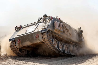 Un vehículo de infantería israelí en la frontera con la franja de Gaza, al sur de Israel. 